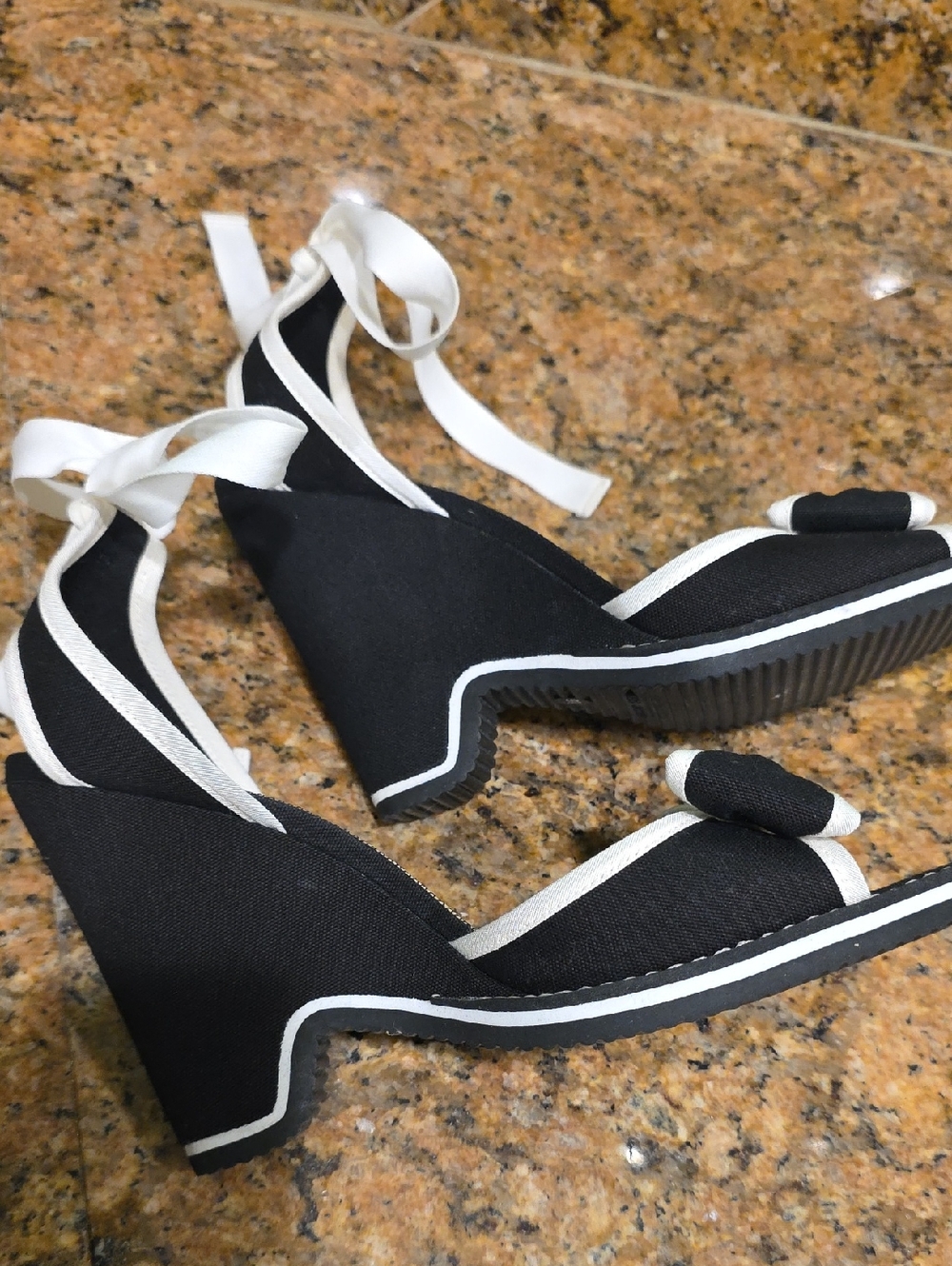 Marc Jacobs Bow Wedge Sandal - SZ 9.5 - Picture 10 of 11